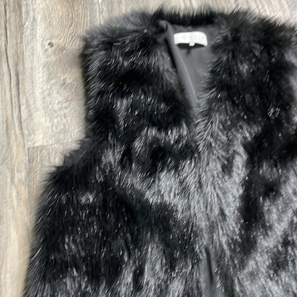 WAYF Where Are You From Women’s Black Faux Fur Fuzzy Vest, size XS - Picture 3 of 10